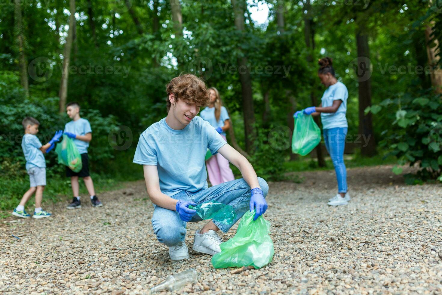 gemischtrassig Gruppe von Freiwillige nehmen Pflege von Natur Ökologie und pflücken Müll im Plastik Taschen Reinigung Boden. foto