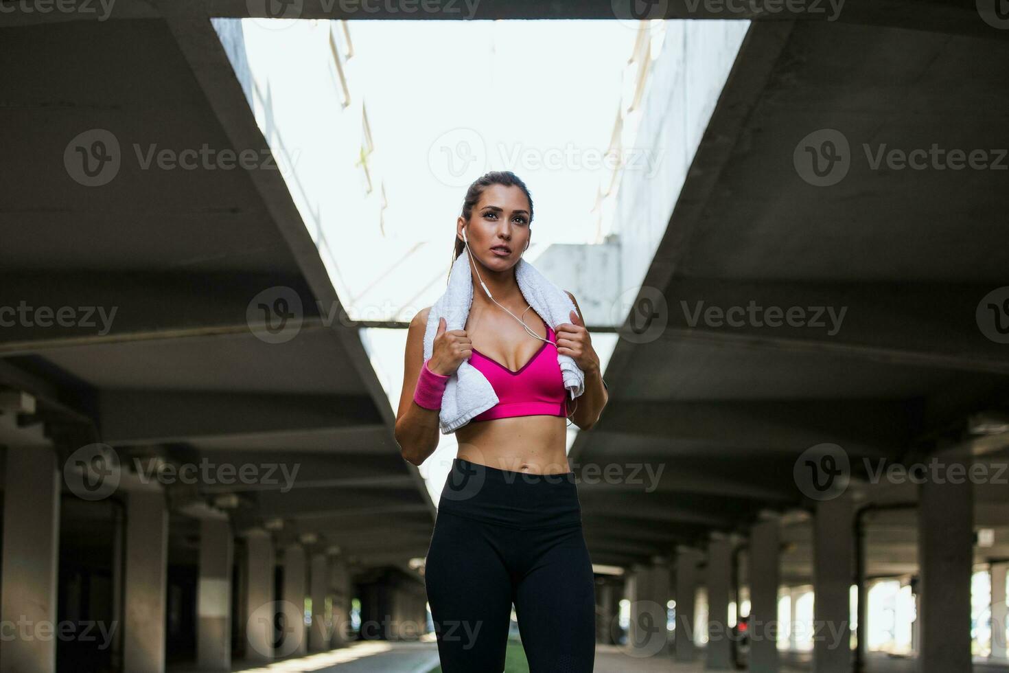 jung schön Frau Joggen, Fitness Outfit, Hören zu Musik- auf Kopfhörer, Smartphone, Meer Sonnenaufgang, dünn perfekt schlank Körper, gesund Leben Lebensstil, Sommer, lächelnd, glücklich foto