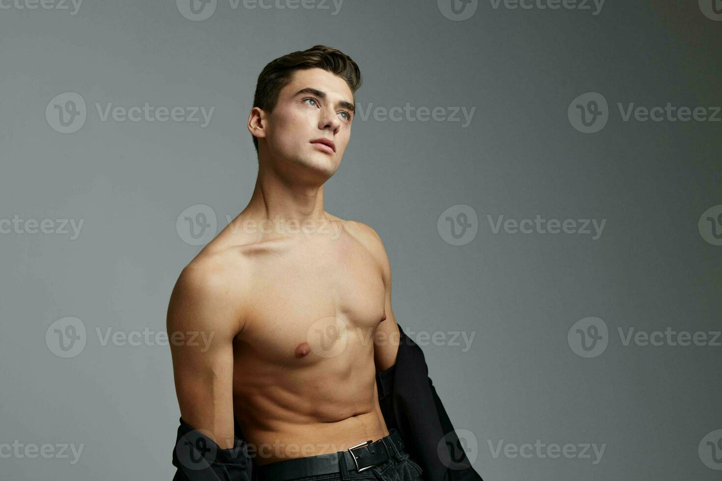 gut aussehend Mann nackt Torso schwarz Hemd Niedlichkeit posieren Modell- foto
