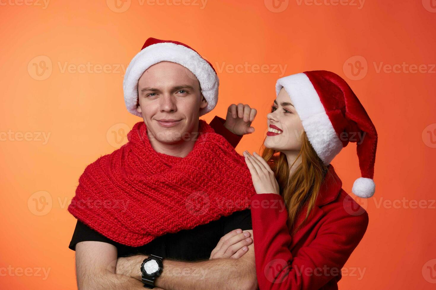 fröhlich Paar Freundschaft Weihnachten Dekoration Spaß rot Hintergrund foto