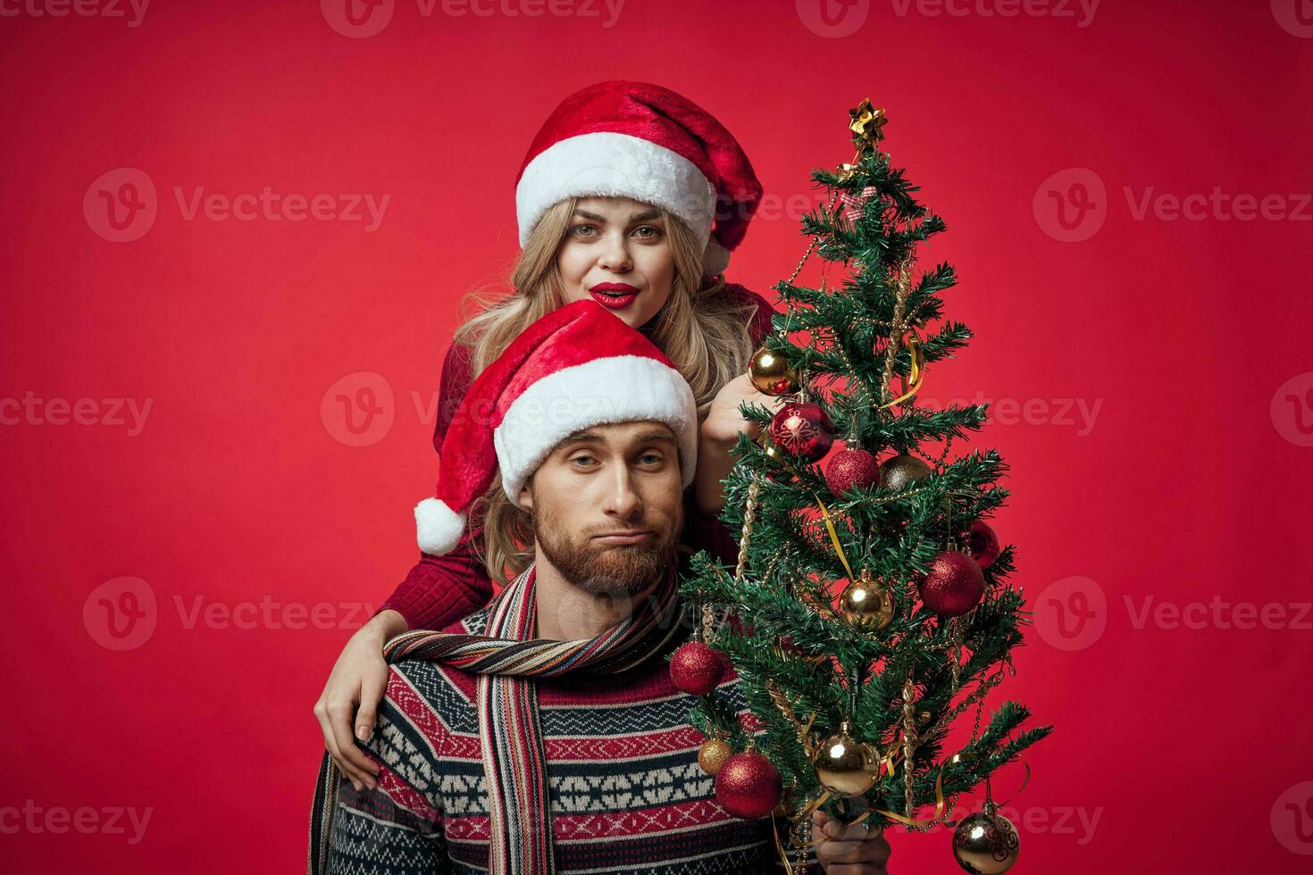 Mann und Frau Weihnachten Kleider Urlaub Geschenk rot Hintergrund foto