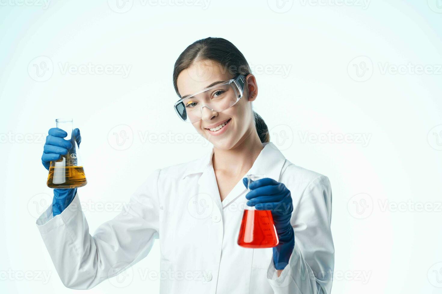 weiblich Labor Assistent chemisch Lösung Forschung Wissenschaft Analysen foto