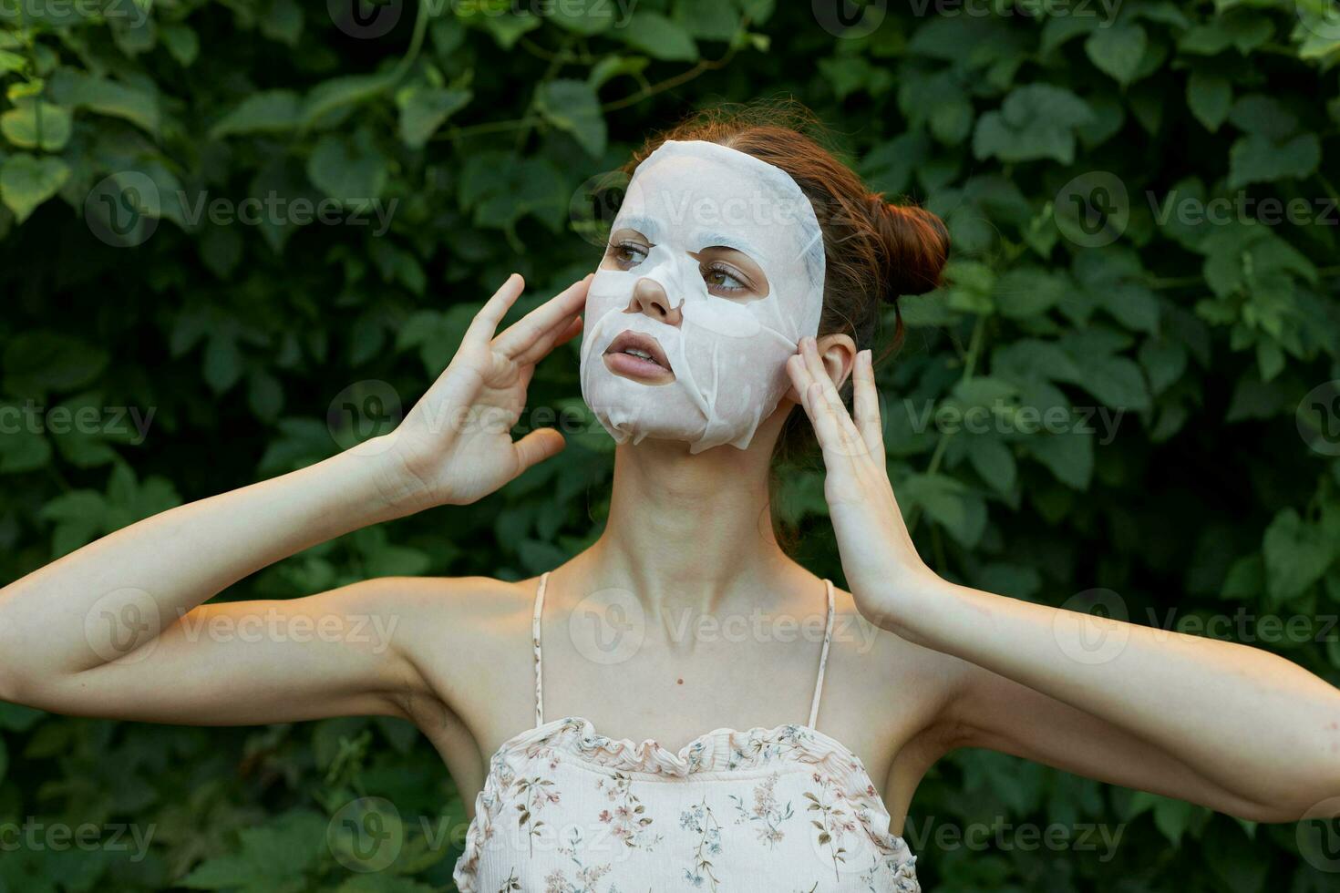 Porträt von ein Mädchen sieht aus zu das Seite und Hände in der Nähe von das Gesicht Antialterung Maske Haut Pflege foto