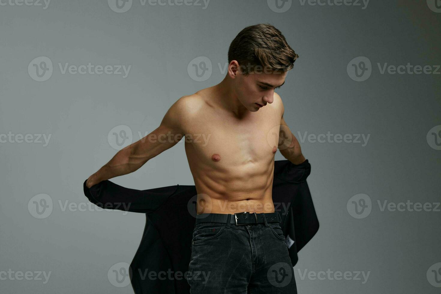 nett Mann nackt Torso schwarz Hemd im das Hände von moda Studio Attraktivität foto