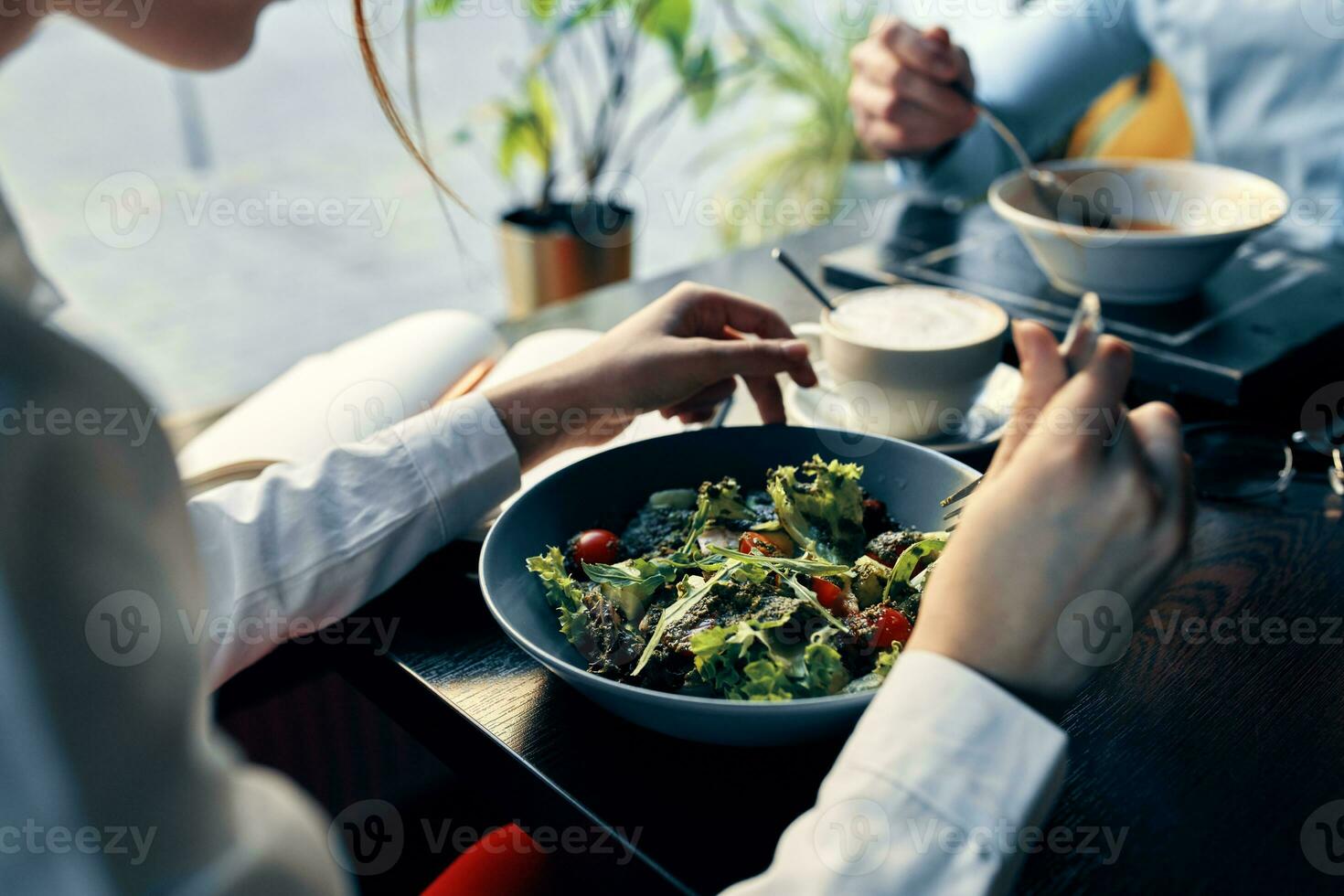 frisch Salat im ein Teller köstlich Essen Diät Gabel im Hand weiblich Hände Cafe foto