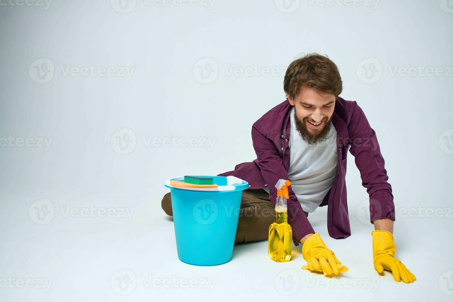 Mann wäscht Böden beim Zuhause Innere Profis Lebensstil foto