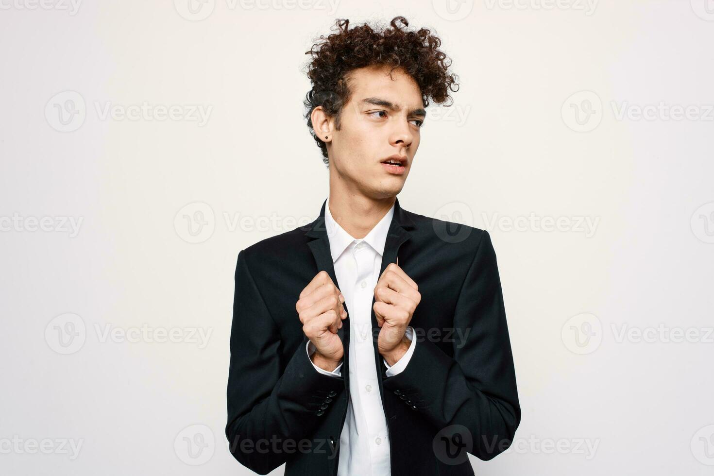 Geschäft Mann im passen lockig Haar zuversichtlich elegant Stil foto