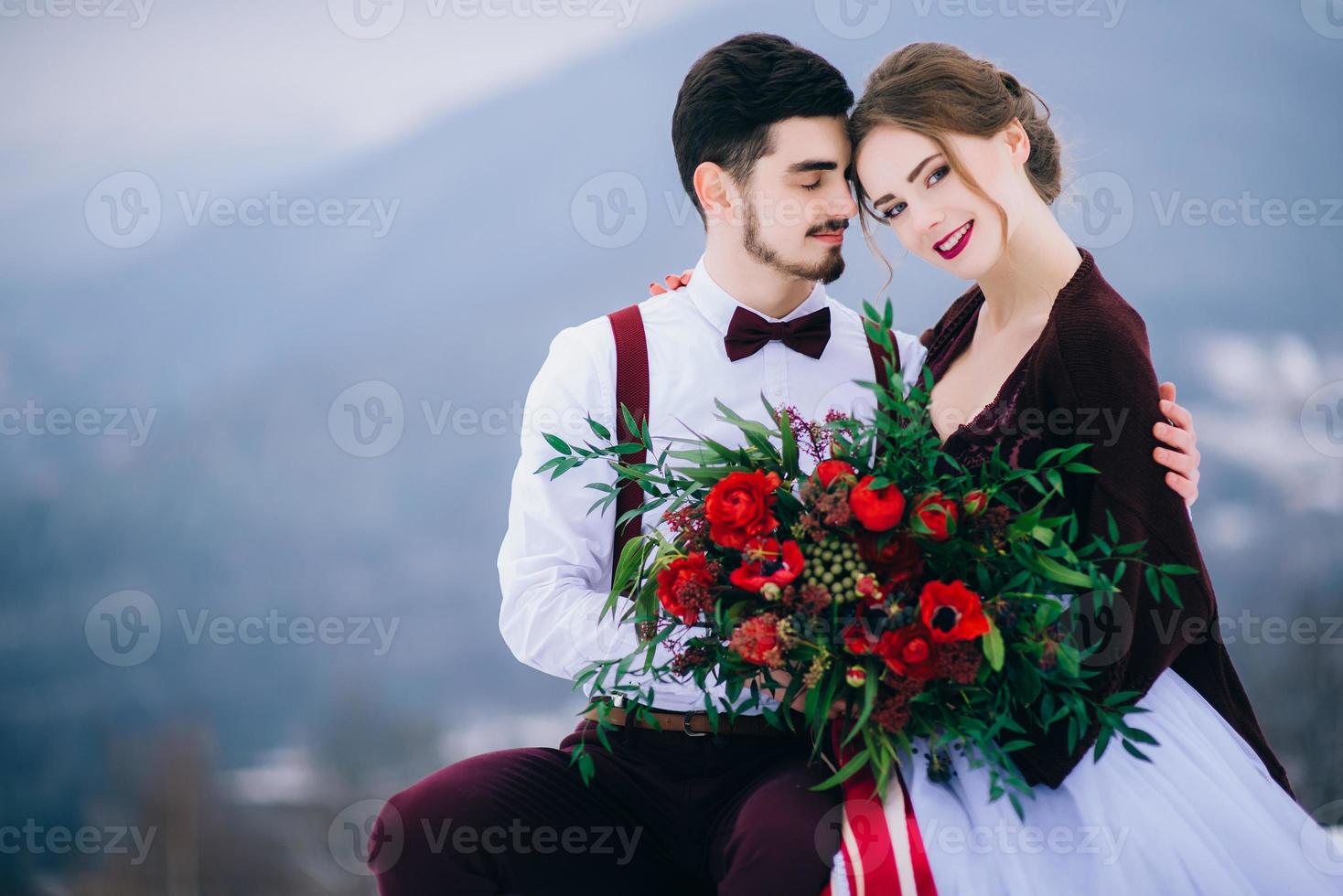Gehen Sie mit dem Bräutigam und der Braut in den Karpaten foto