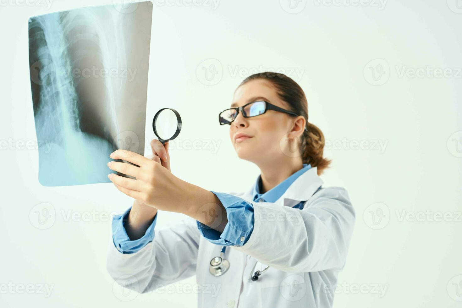 Radiologe im Weiß Mantel suchen beim Röntgen Medizin Krankenhaus foto