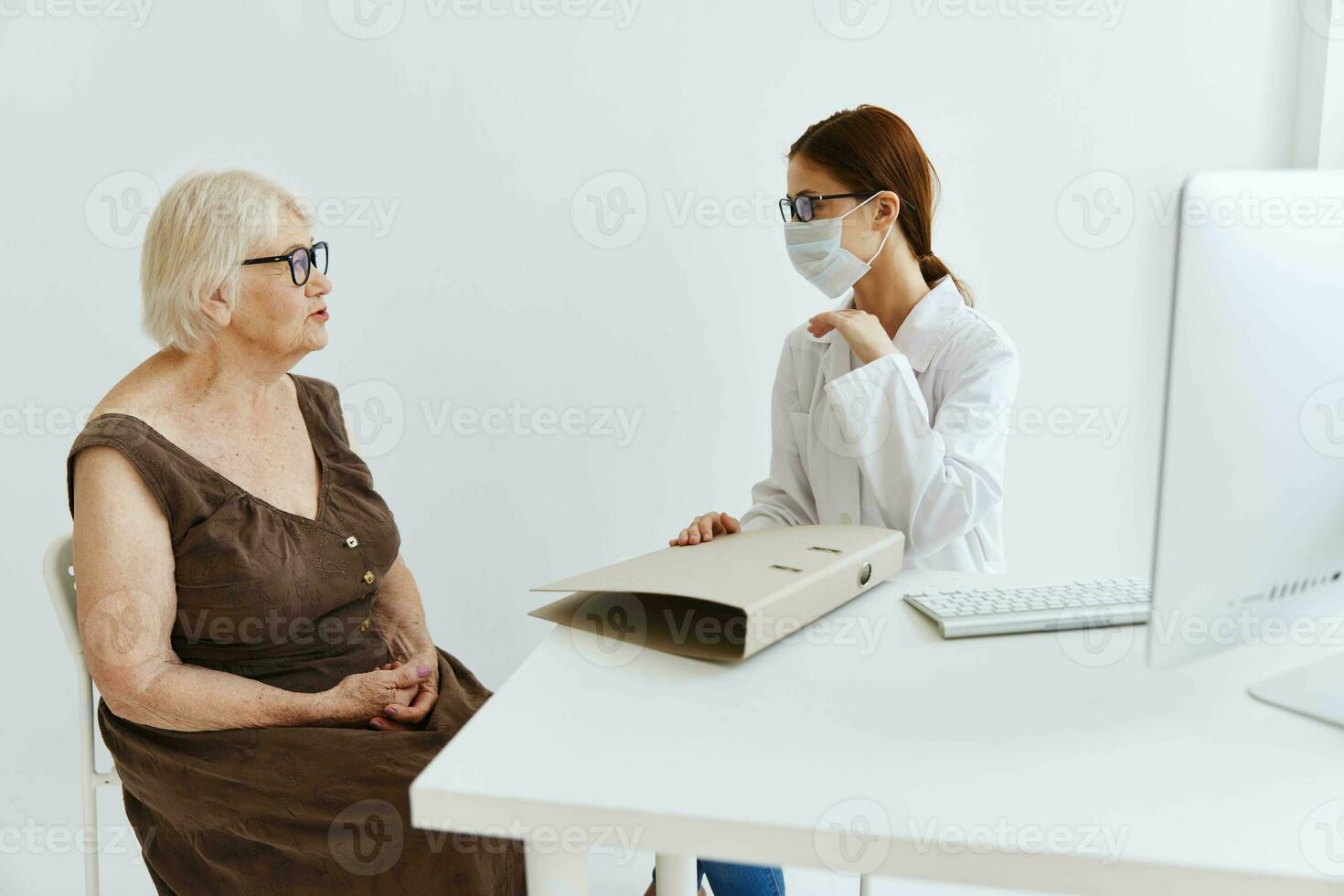 Ärzte im das medizinisch Büro Konversation mit das geduldig Gesundheit Diagnose foto