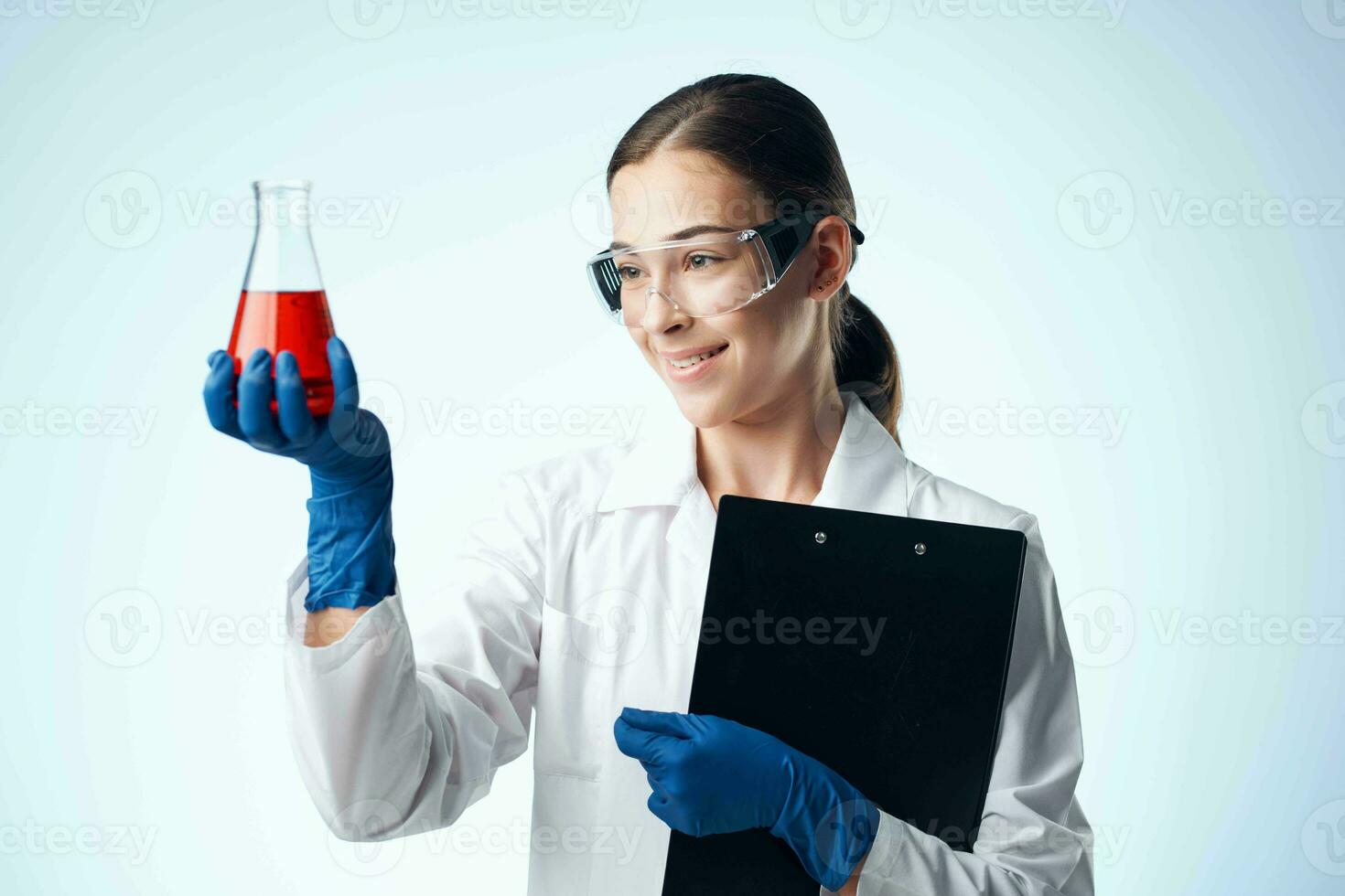 weiblich Labor Assistent Biotechnologie chemisch Lösung Profis foto