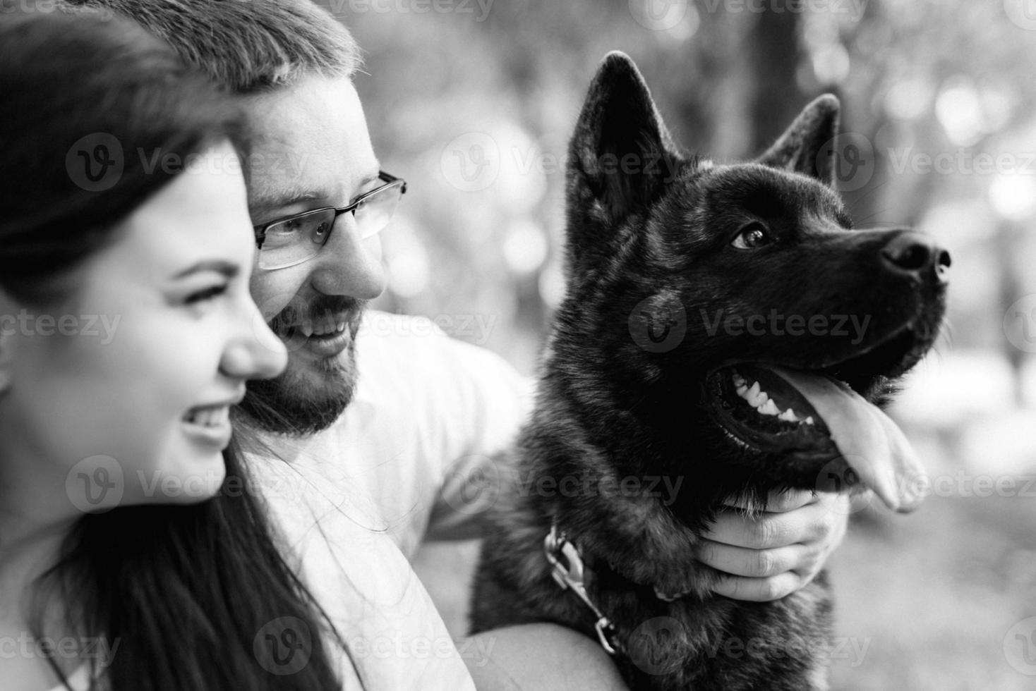 großer Hund für einen Spaziergang mit einem Mann und einem Mädchen foto