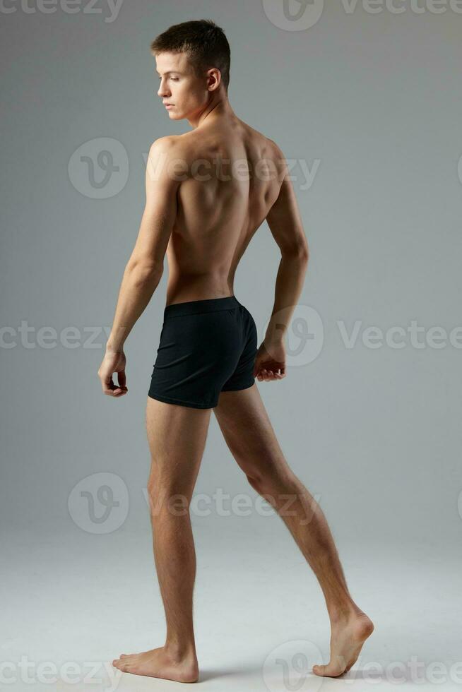 sportlich Mann im schwarz Höschen gepumpt oben Körper posieren Lebensstil foto