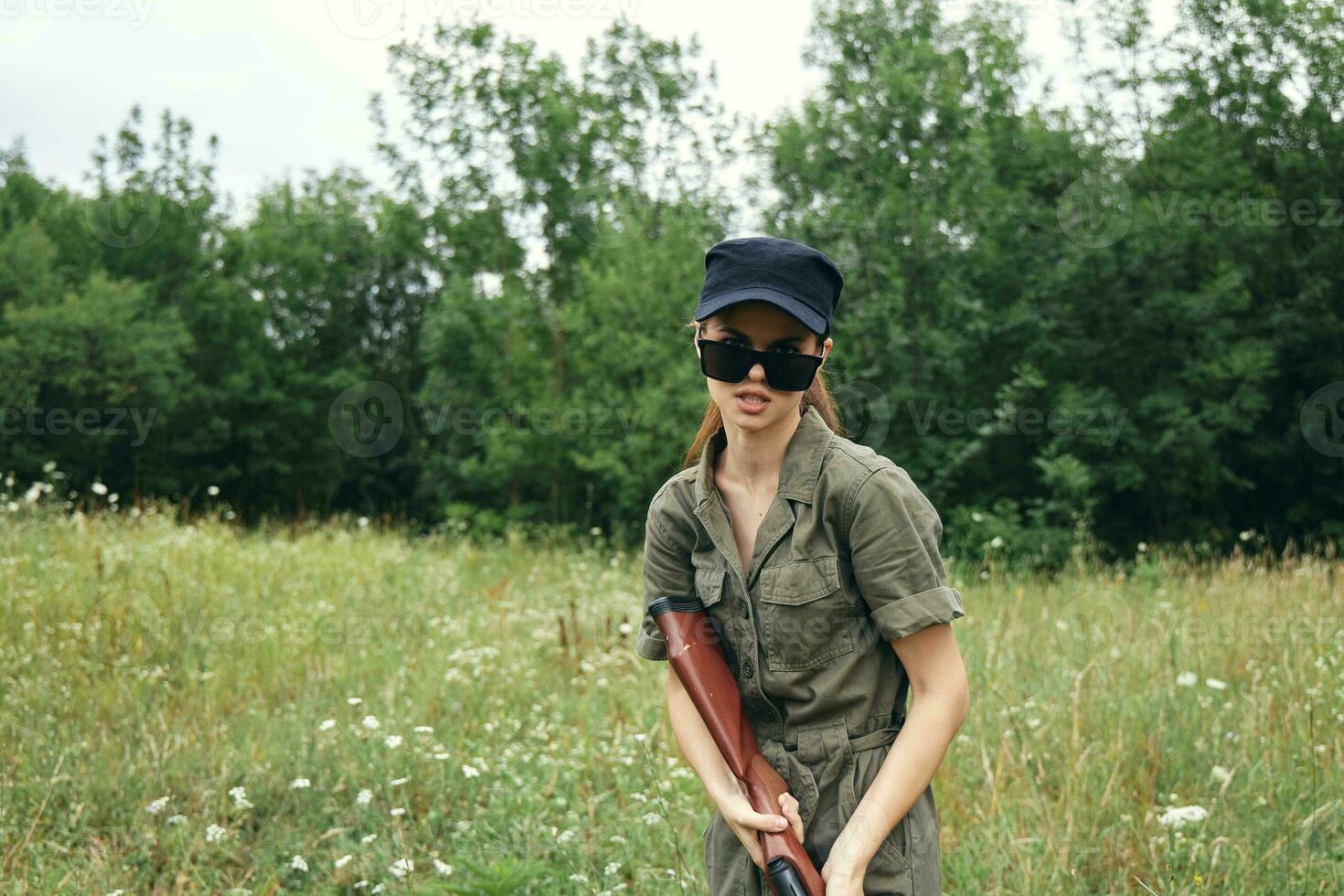 Frau auf draussen Sonnenbrille mit frisch Luft Gewehr Grün Blätter Grün foto