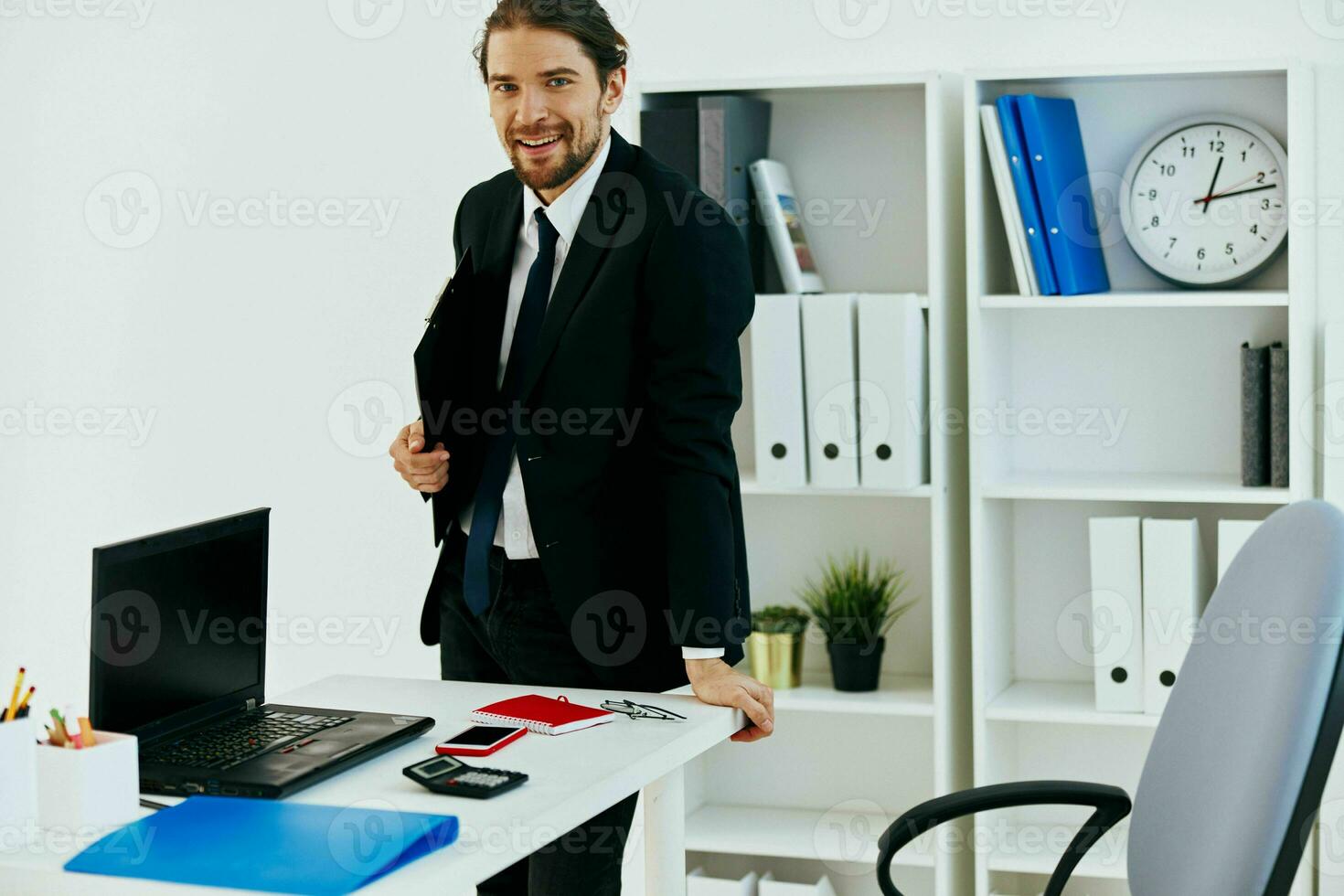 Geschäftsmann im das Büro mit Unterlagen Exekutive foto