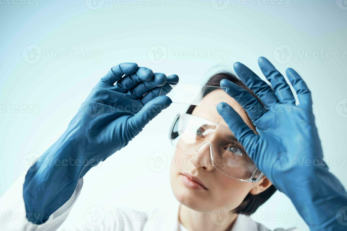 weiblich Labor Assistent Blau Handschuhe Forschung Technologie Wissenschaft Fachmann foto