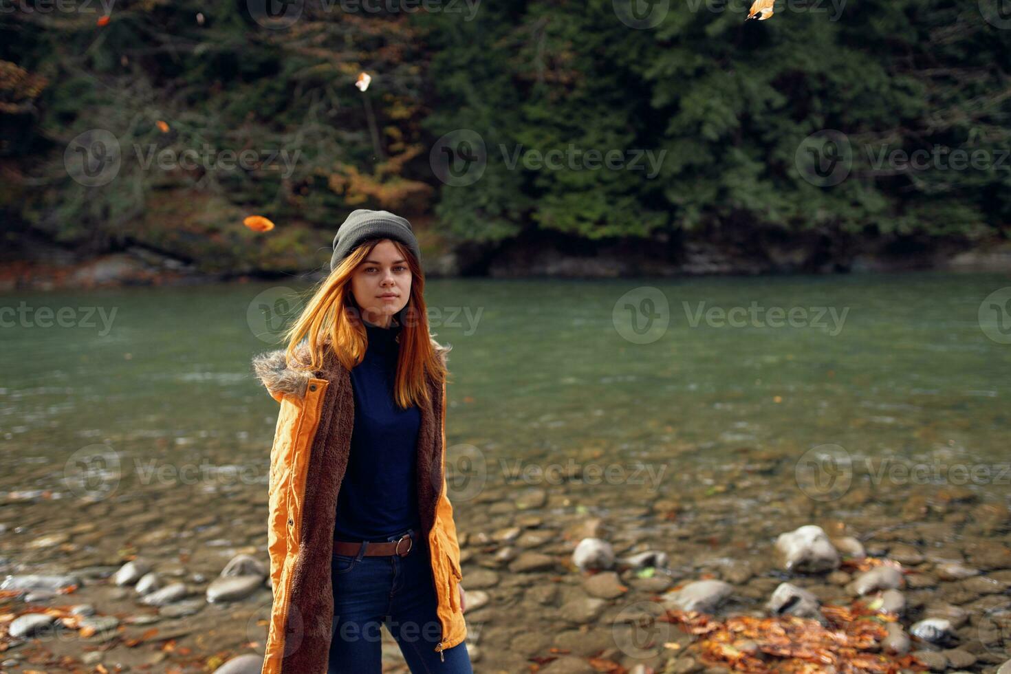 Frau Touristen Gelb Jacke Natur Fluss Reise Herbst foto