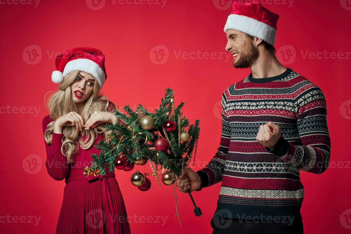 emotional Mann und Frau Weihnachten Urlaub Geschenke rot Hintergrund foto