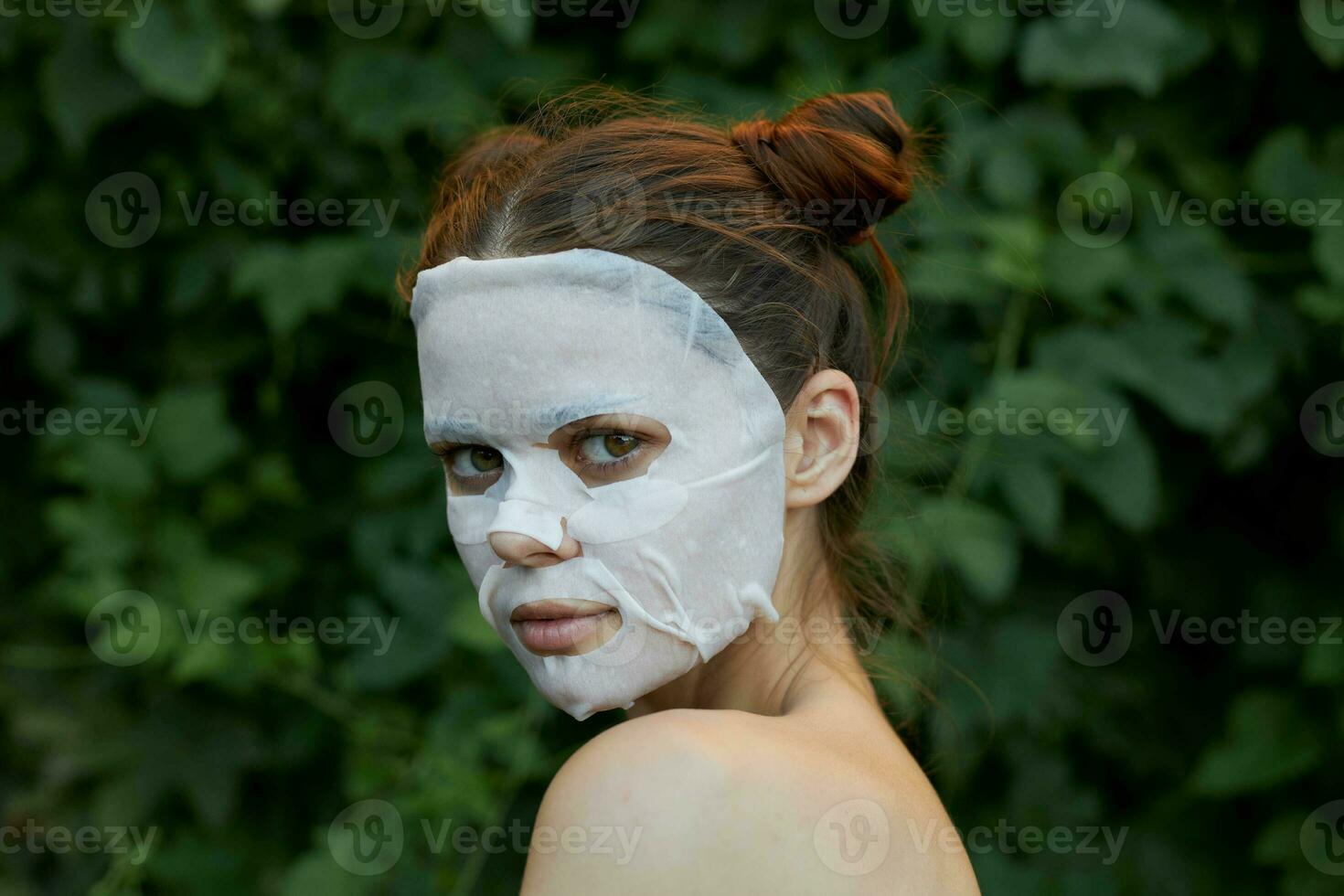 nett Frau Gesicht Maske Dermatologie Grün Blätter im das Hintergrund Modell- Porträt foto