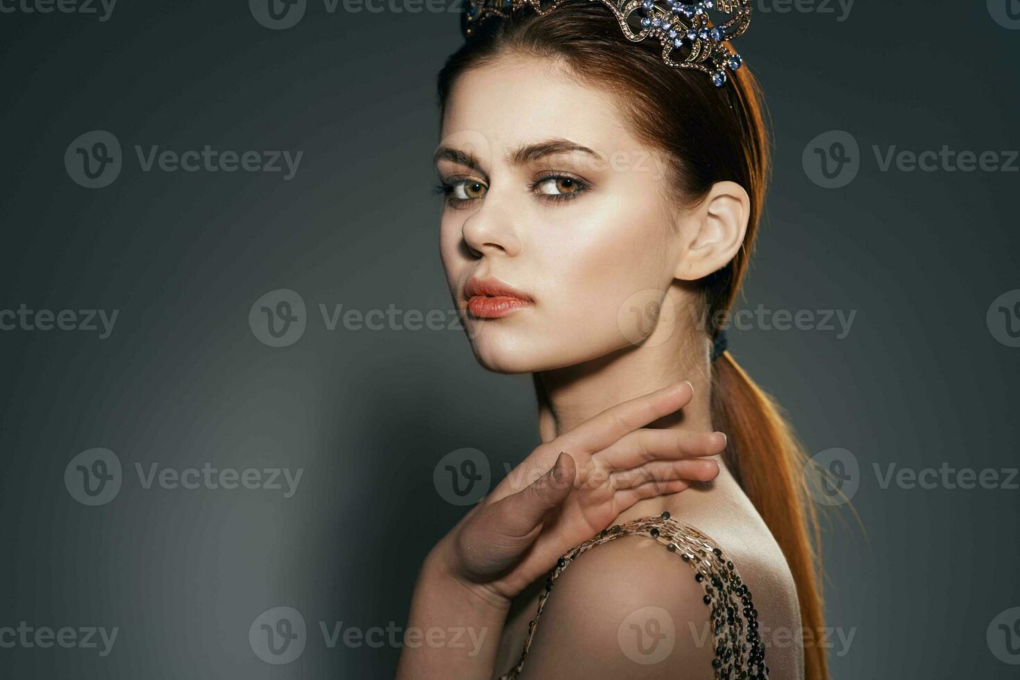 Frau mit Krone auf ihr Kopf Dekoration Glanz Luxus Prinzessin foto