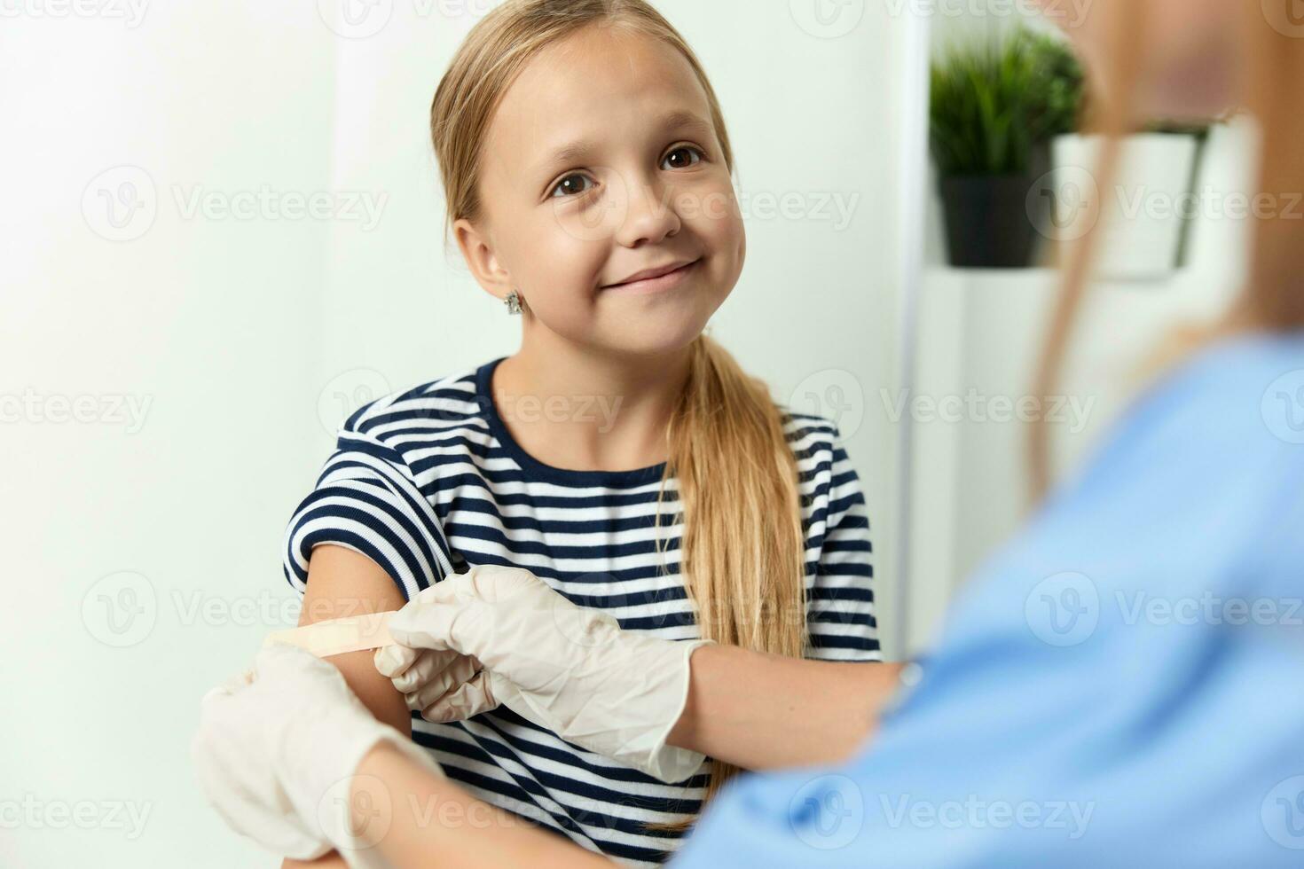 komisch Mädchen im das Krankenhaus Behandlung Gesundheit Pflege foto