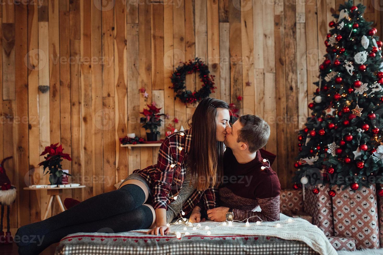 Mann und Mädchen feiern gemeinsam das neue Jahr und schenken sich gegenseitig Geschenke foto