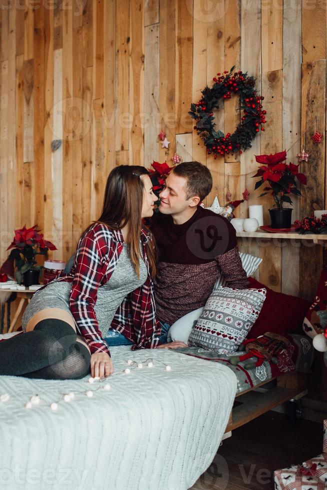 Mann und Mädchen feiern gemeinsam das neue Jahr und schenken sich gegenseitig Geschenke foto