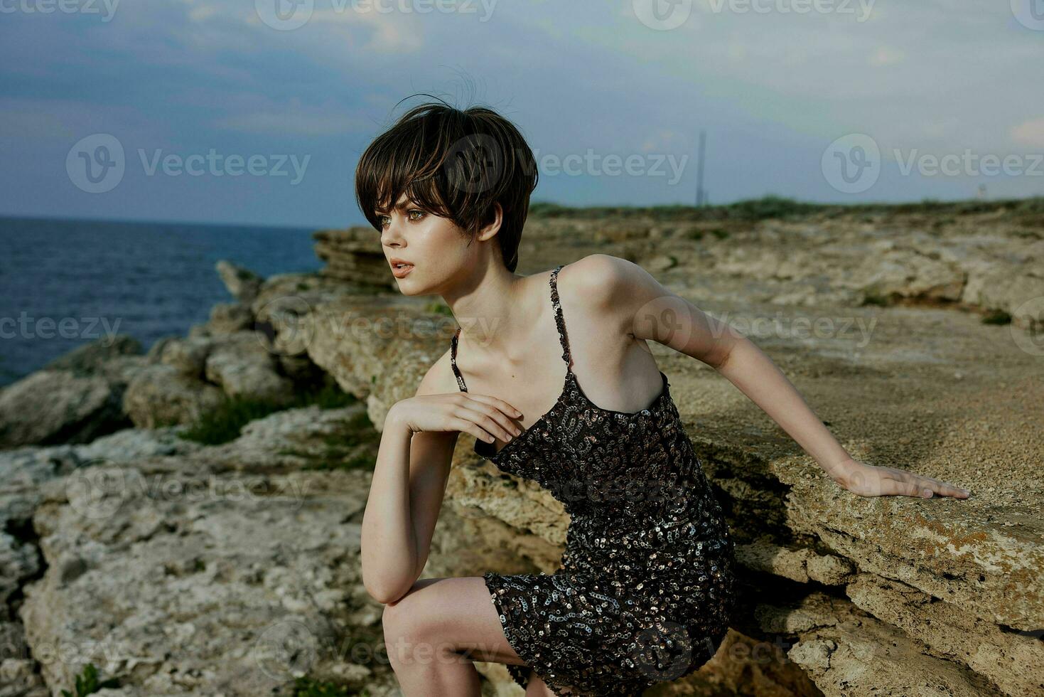 ziemlich Frau im Kleid auf Natur Felsen Landschaft draußen unverändert foto