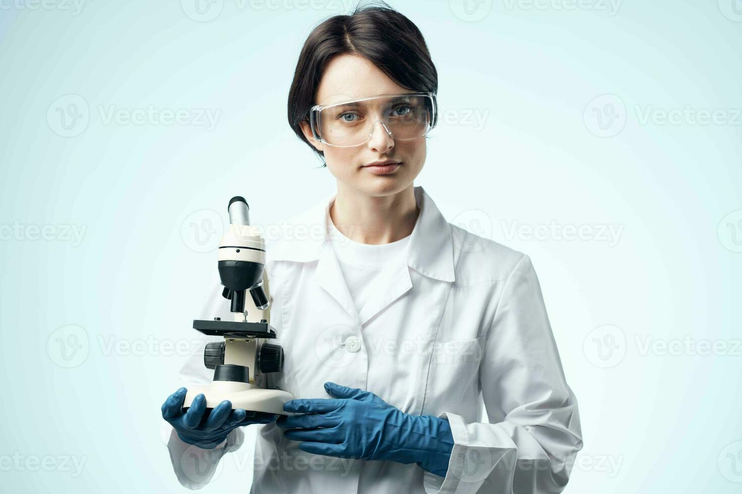 weiblich Arzt mit Mikroskop im Hände Technologie Forschung Wissenschaft foto