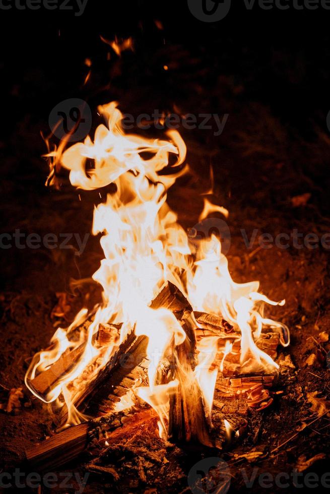 Ein junges Paar, ein Mann und ein Mädchen in bunten Strickmützen, hielten auf einem Campingplatz an foto