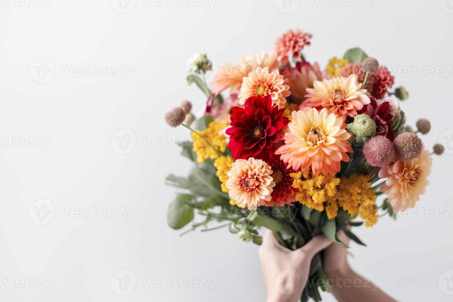 weiblich Hand hält schön Strauß von Dahlien und Chrysanthemen. Mütter Tag, Urlaub Dekor, Blume Lieferung Konzept. generativ ai Illustration foto