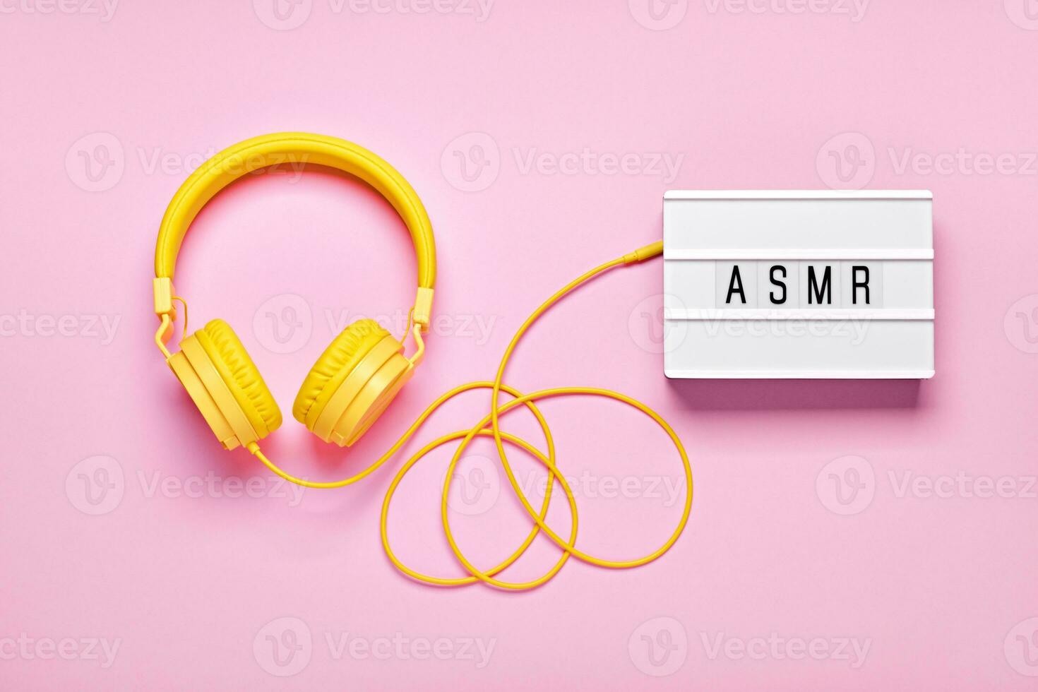 Gelb Kopfhörer und asmr Briefe Leuchtkasten auf Rosa Hintergrund. asmr stressabbauend Geräusche Konzept, eben legen foto