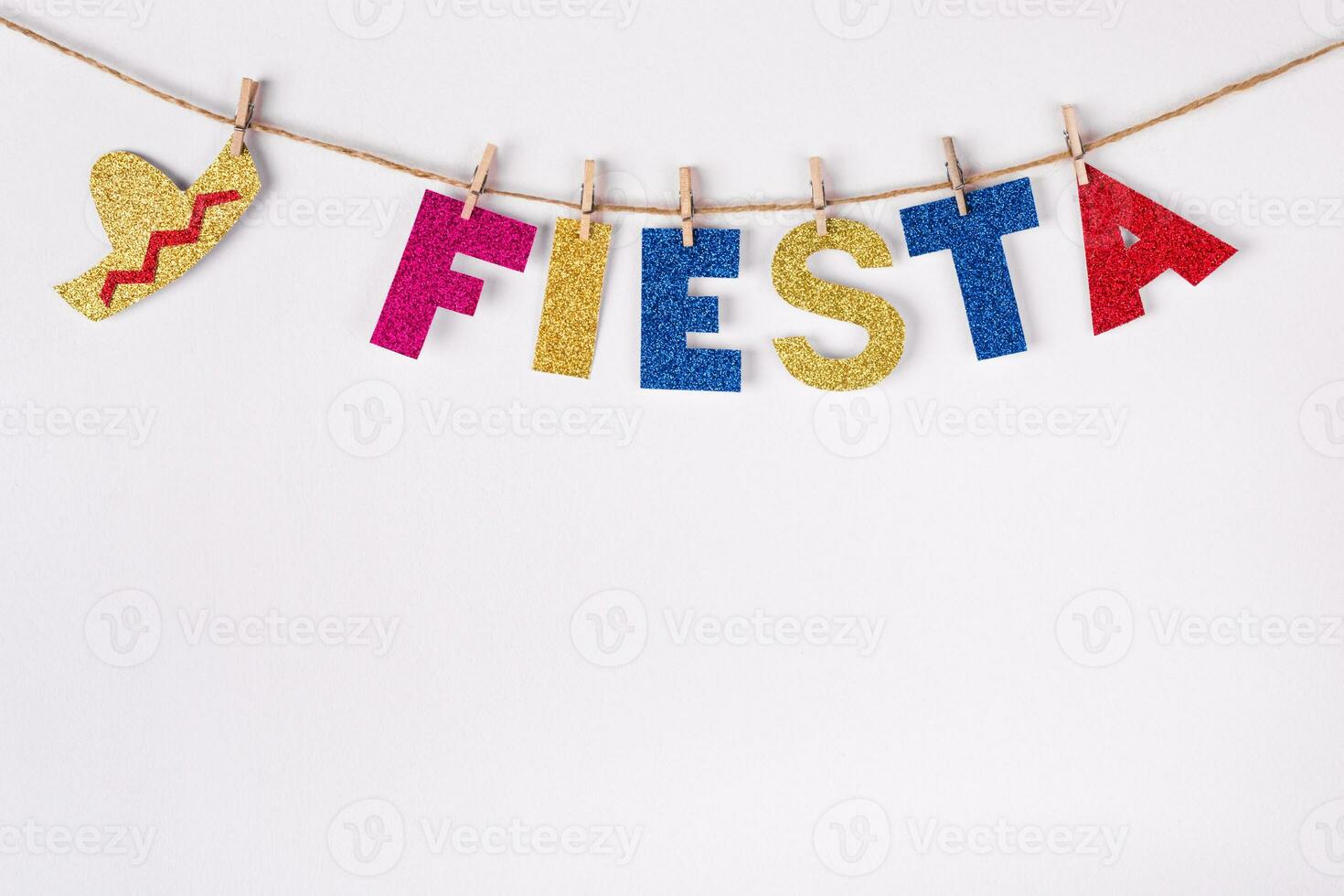 DIY Papier Girlande gemacht von Fiesta Wort und Sombrero. Fragment von festlich Dekoration von Innere. cinco de Mayo Feier foto