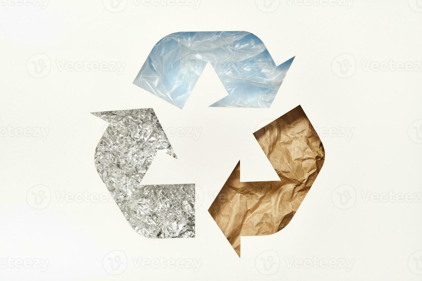 recyceln Symbol gemacht von Schnitt Papier mit Plastik, Papier und vereiteln auf Blau Hintergrund. Wiederverwendung, reduzieren, recyceln Konzept foto