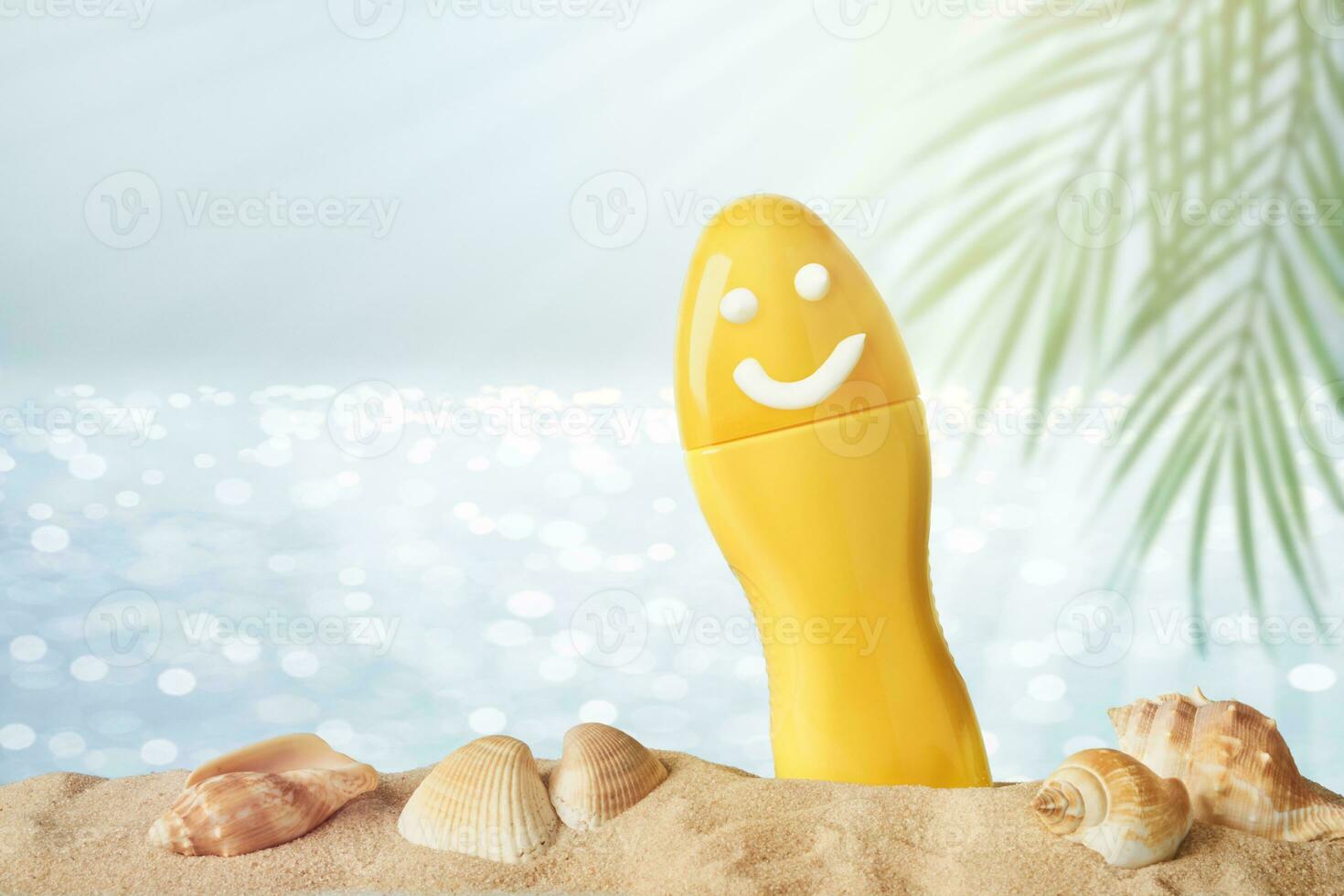 Gelb Tube mit glücklich Sonnenschutz Gesicht auf verschwommen Meer Hintergrund mit Palme Blätter, Sand und Muscheln foto