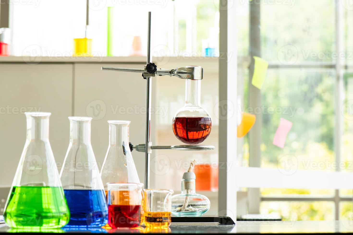 Laborarbeit chemische Prüfung medizinischer, farbiger Flüssigkeiten foto