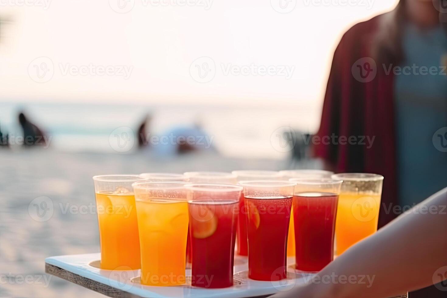 Bedienung Tragen kalt Getränke auf das Strand. glücklich sorglos Sommer- Urlaub. generativ ai foto