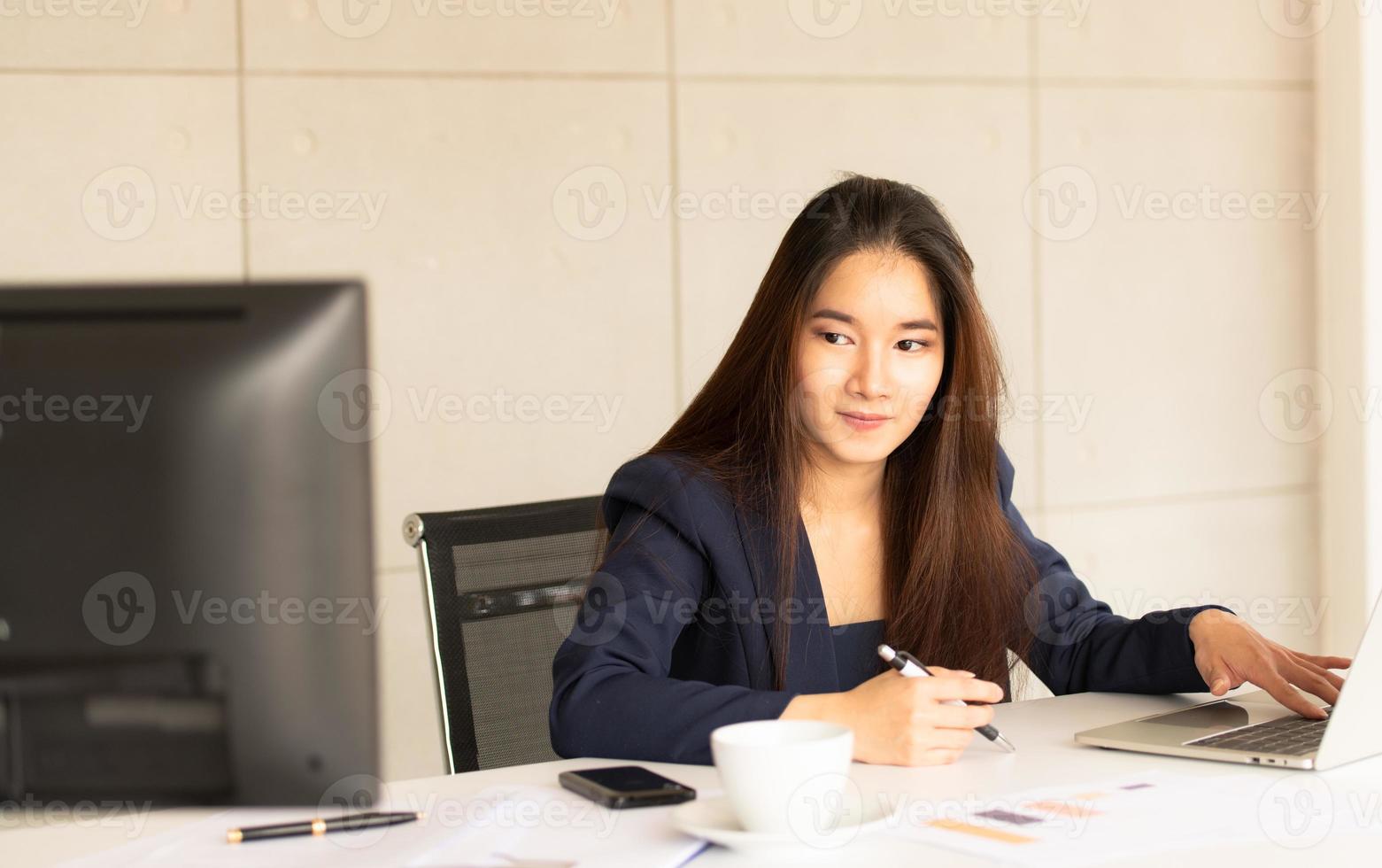 Geschäftsfrau, die in einem Büro arbeitet foto