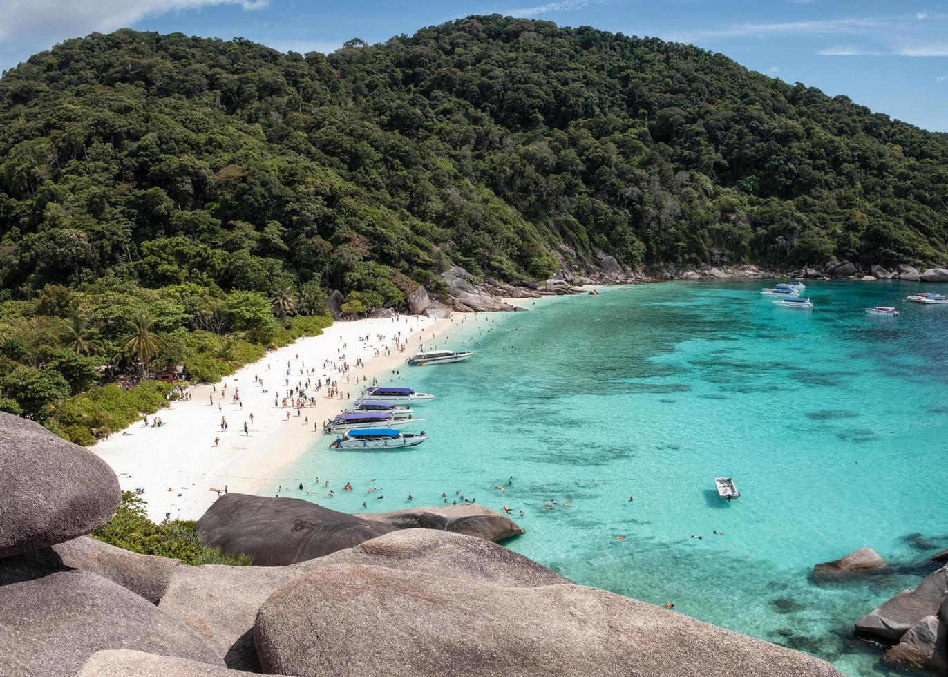 schönes tropisches Meer mit Steinklippe und Touristen, die in Similan Insel reisen foto