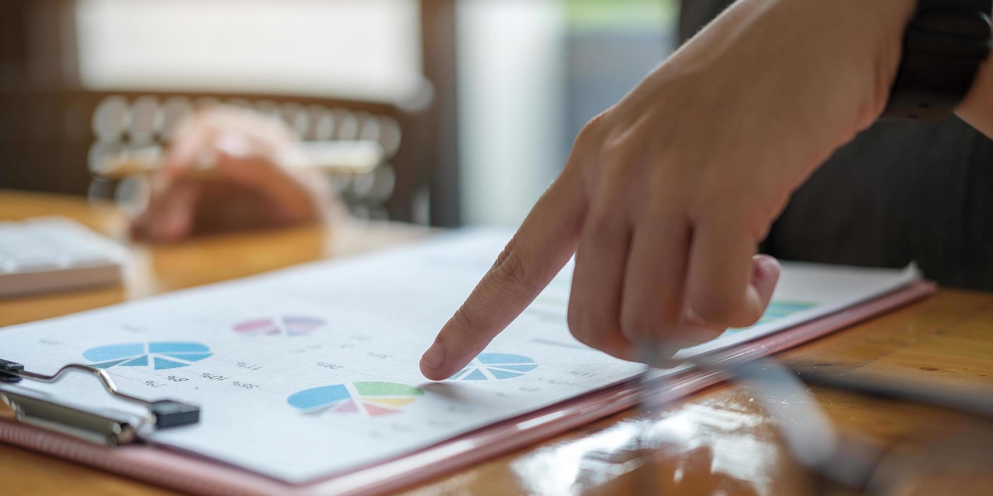 Unternehmensberaterin Anlageberaterin, die den Jahresabschluss des Unternehmens analysiert und mit Dokumentengraphen arbeitet. Konzeptbild von Geschäft, Markt, Büro, Steuern. foto