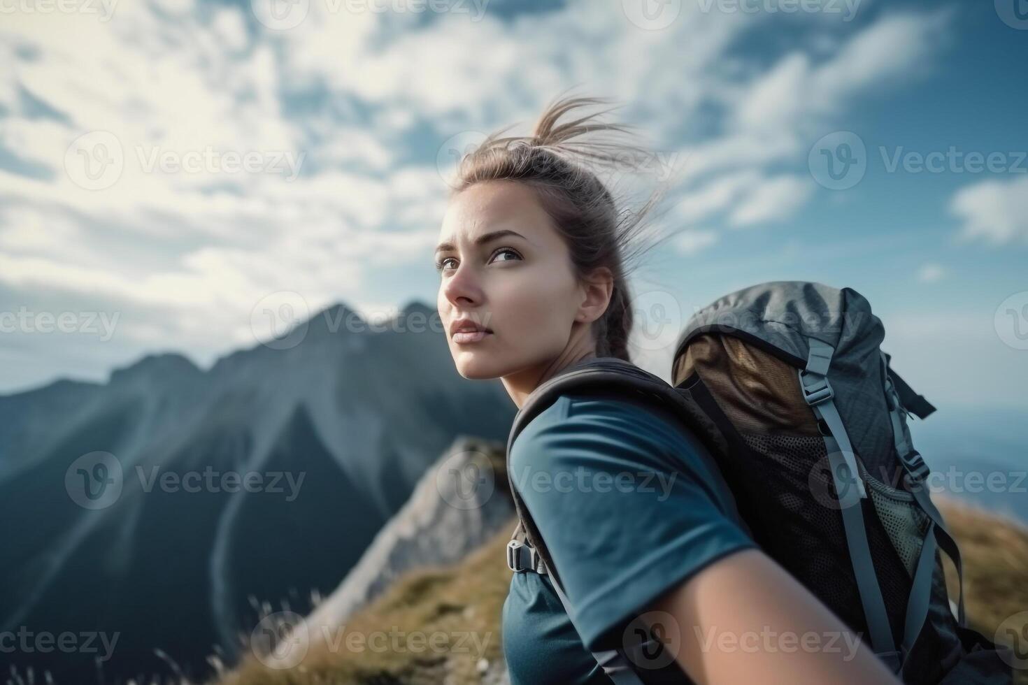 ein Mädchen Wandern auf Berg. ai generativ foto