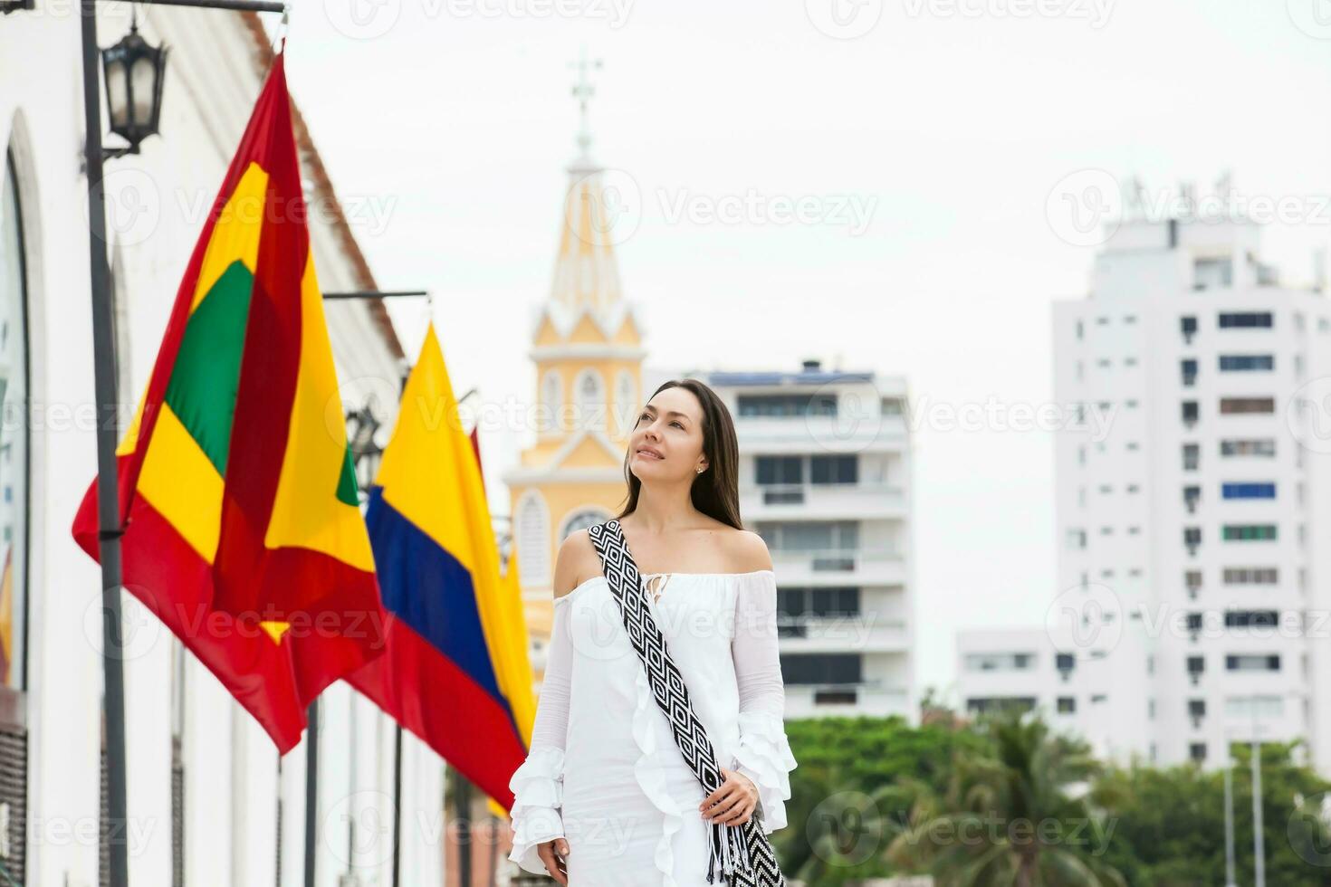 schön Frau Gehen um Cartagena de Indien Nächster zu das berühmt Uhr Turm foto