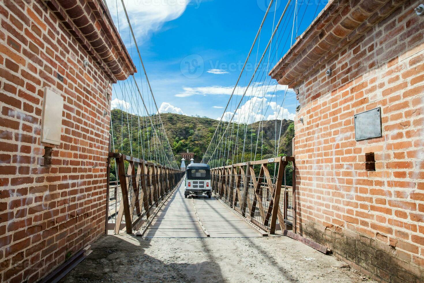 das historisch Brücke von das Westen ein ein Suspension Brücke erklärt kolumbianisch National Monument gebaut im 1887 Über das cauca Fluss foto
