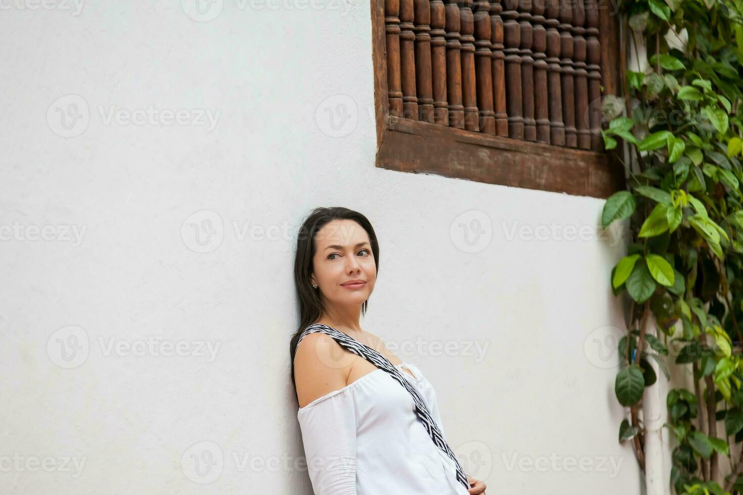 schön Frau beim das Straßen von das ummauert Stadt im Cartagena de Indien foto