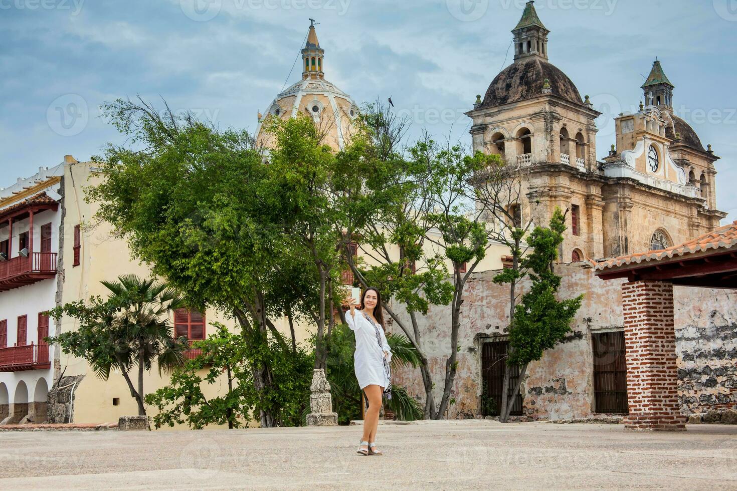 schön Frau nehmen Selfies beim das Wände Umgebung das kolonial Stadt von Cartagena de Indien foto