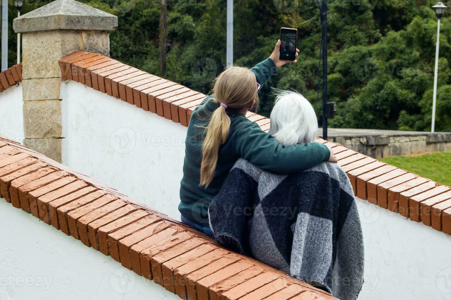 Senior Mutter und Erwachsene Tochter reisen. das berühmt historisch Brücke von Boyaca im Kolumbien. das kolumbianisch Unabhängigkeit Schlacht von Boyaca dauerte Platz Hier auf August 7, 1819. foto