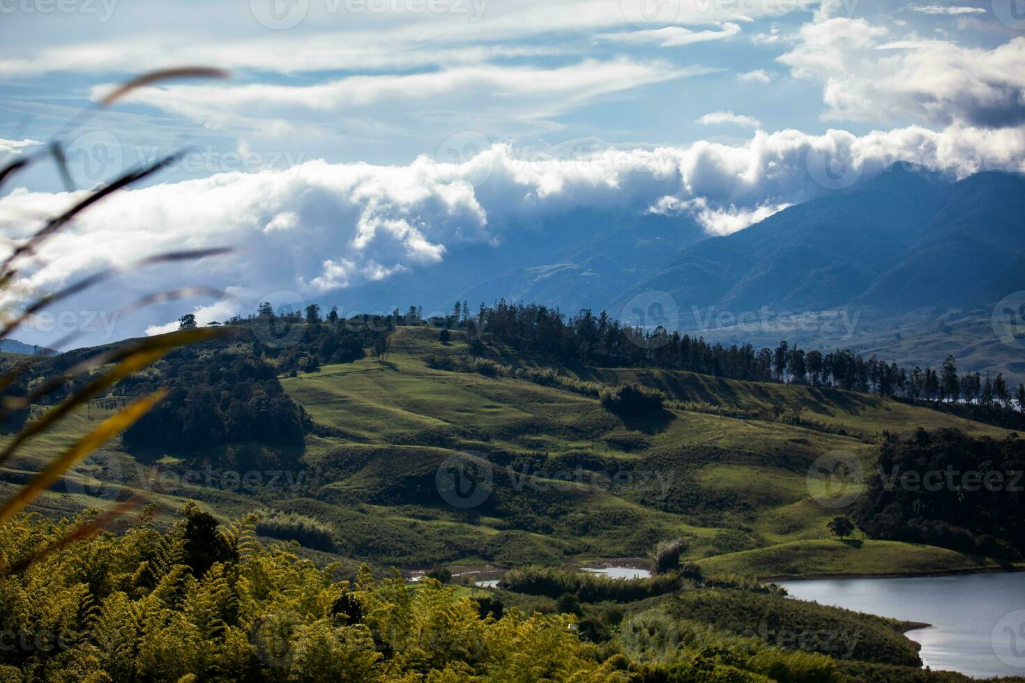 Aussicht von das größte künstlich See im Kolumbien namens Kalima See gelegen auf das Berge von Darien beim das Region von Tal del cauca foto