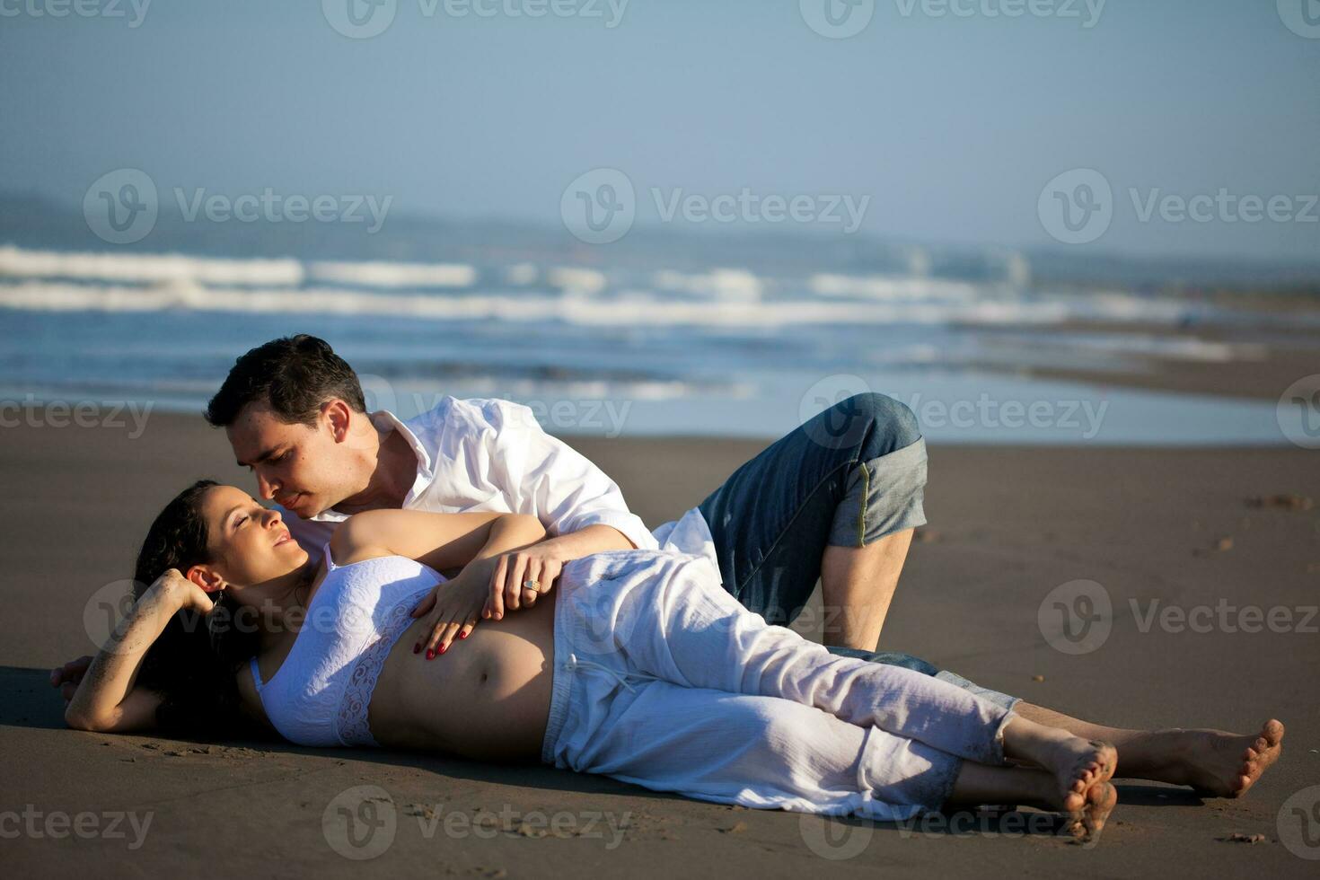 Paar beim das Strand warten zum ihr Baby - - 28 Wochen foto