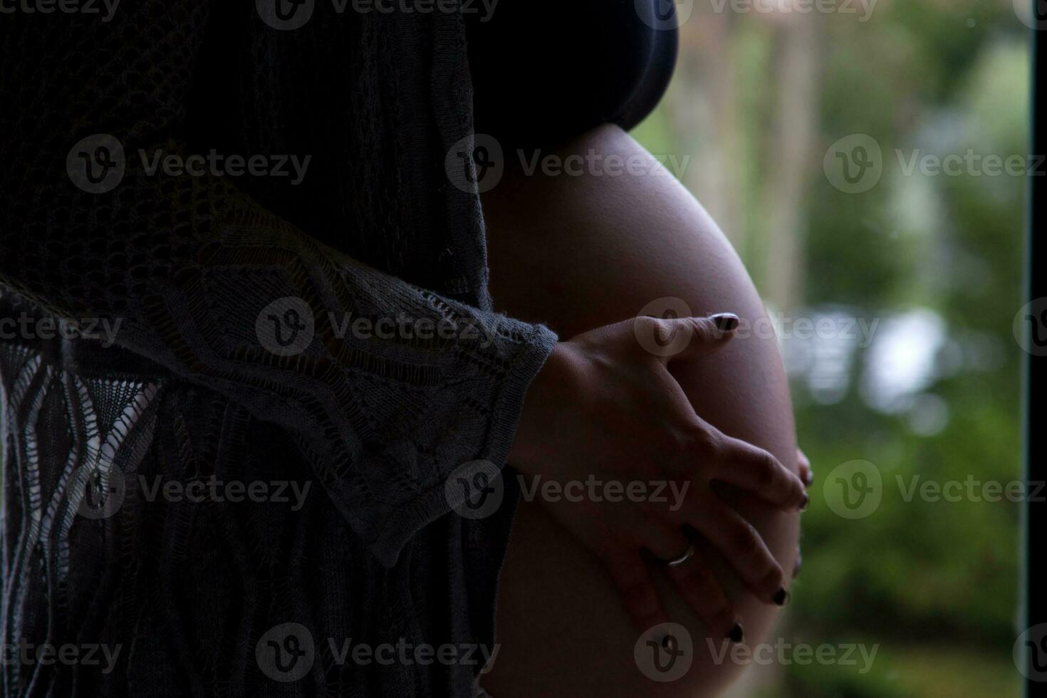 Hintergrundbeleuchtung von ein jung Frau erwarten ihr Baby - - 38 Wochen foto