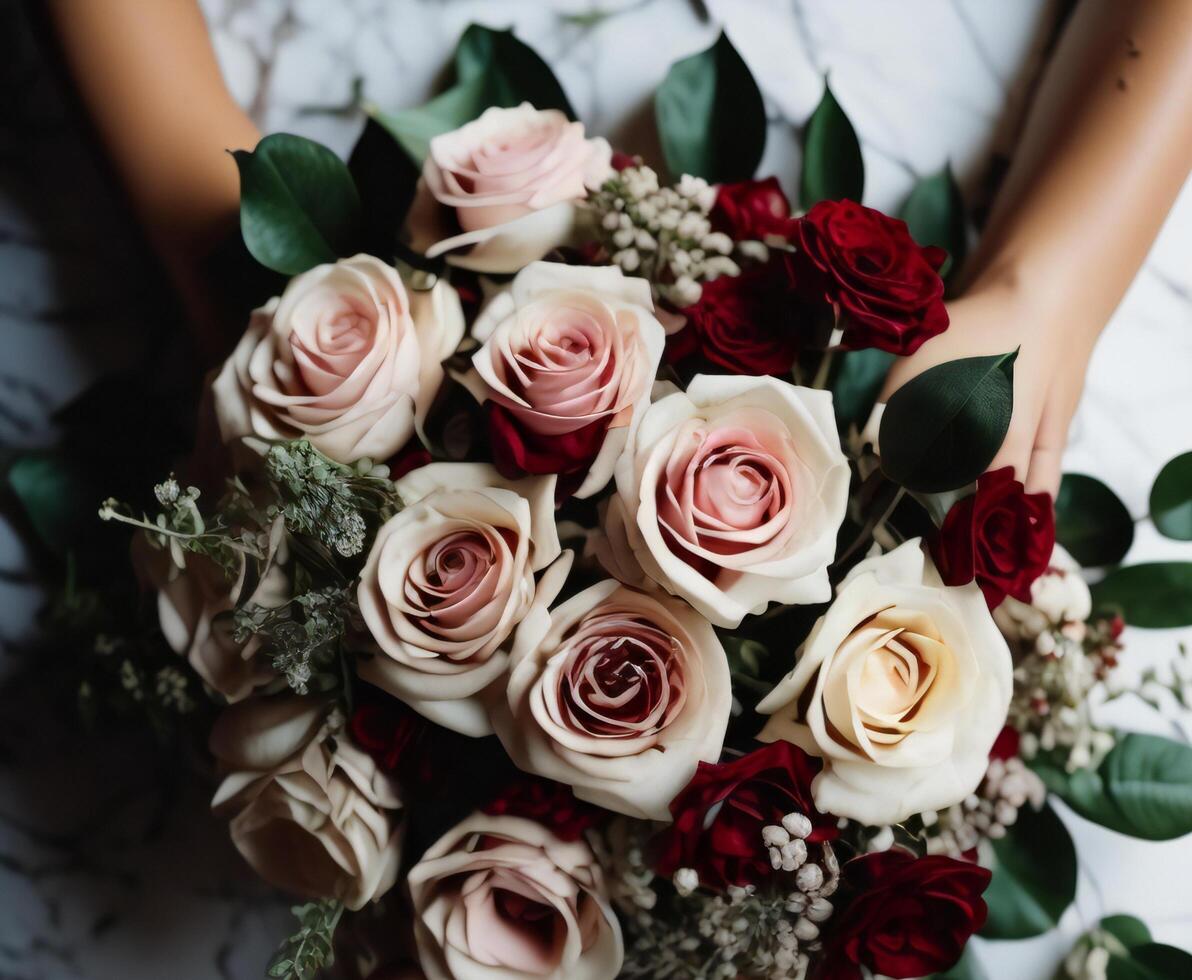 Hochzeit Strauß von Rosa und Weiß Rosen im das Hände von das Braut. ai generiert foto